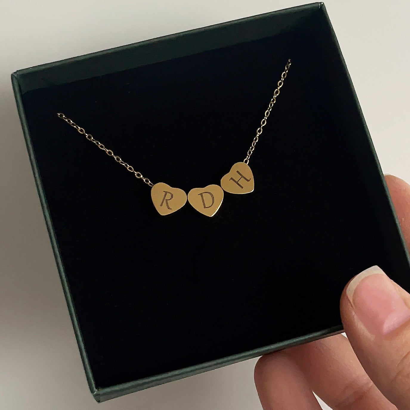 Gouden Hartjes met Initialen | Graveerbare Ketting