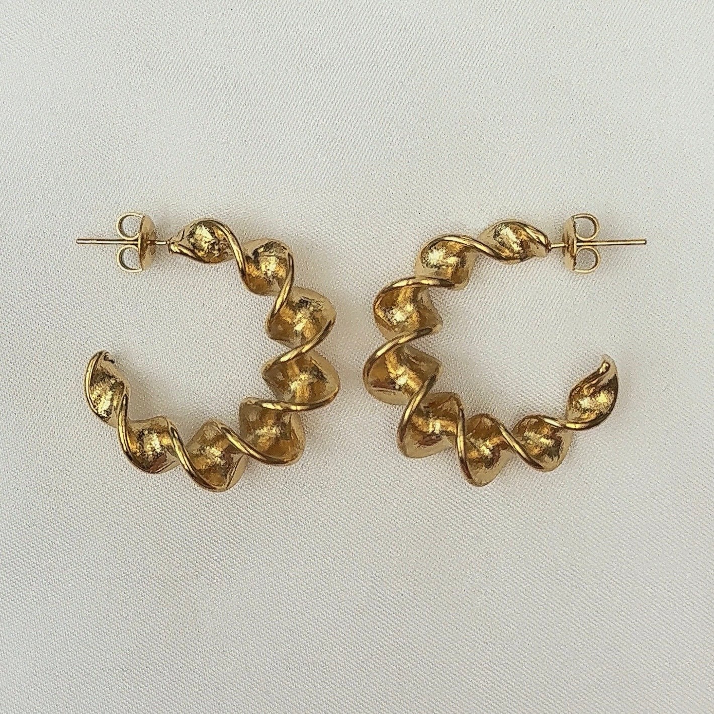 Curly Hoop | Oorbel