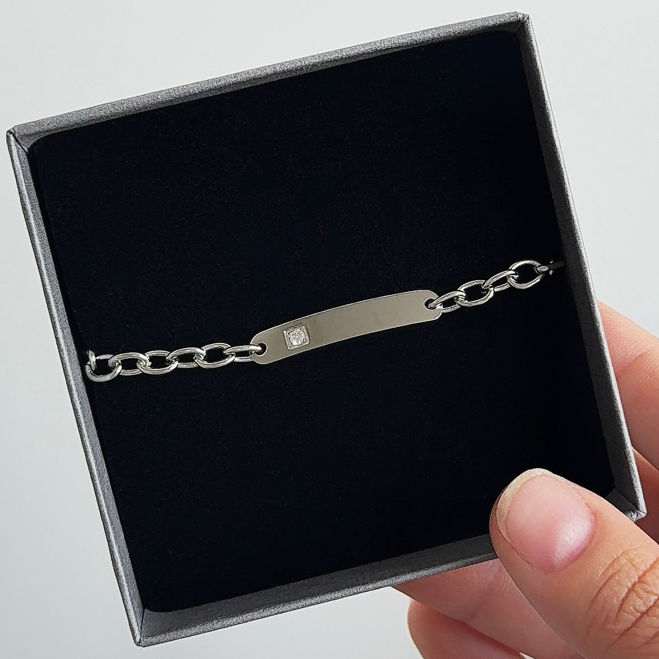 Zilverkleurige schakelarmband met steentje | Graveerbare Armband