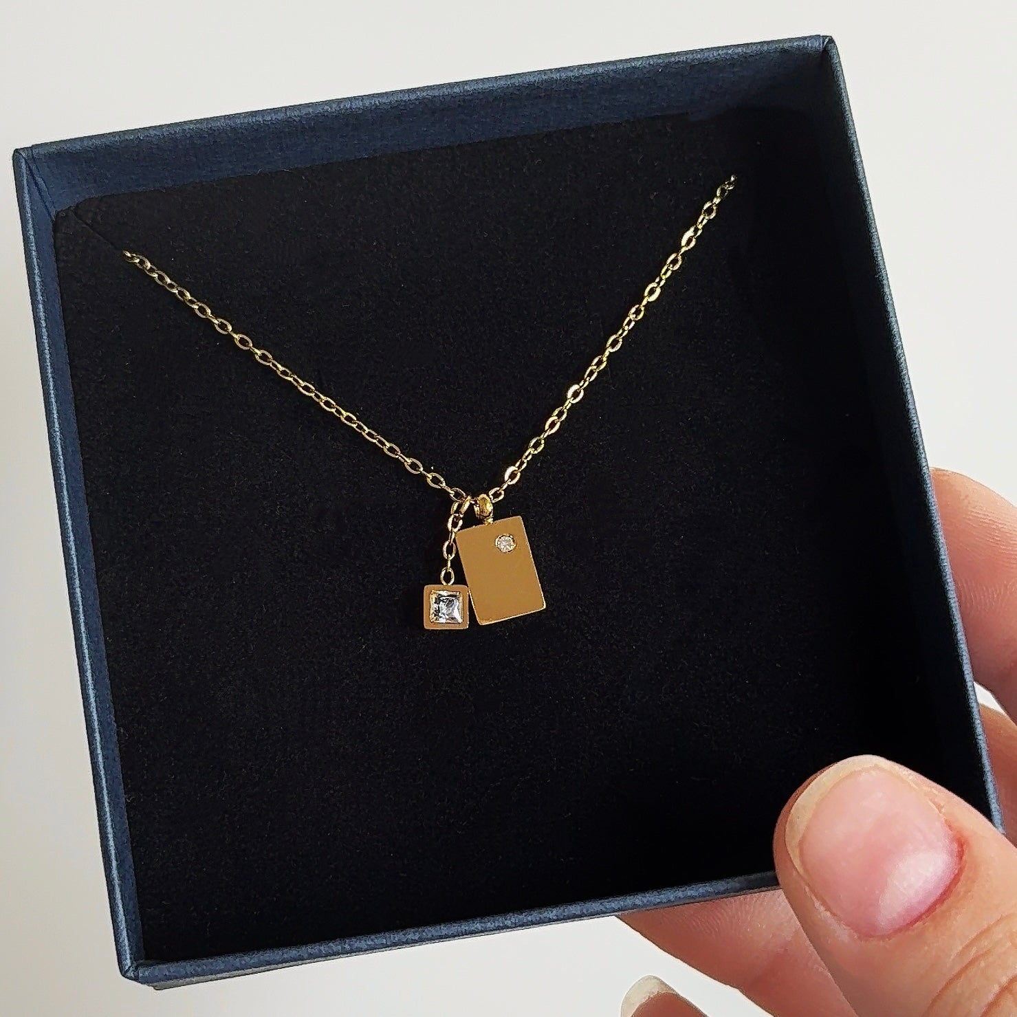 Kleine vierkant met Diamantjes | Graveerbare Ketting