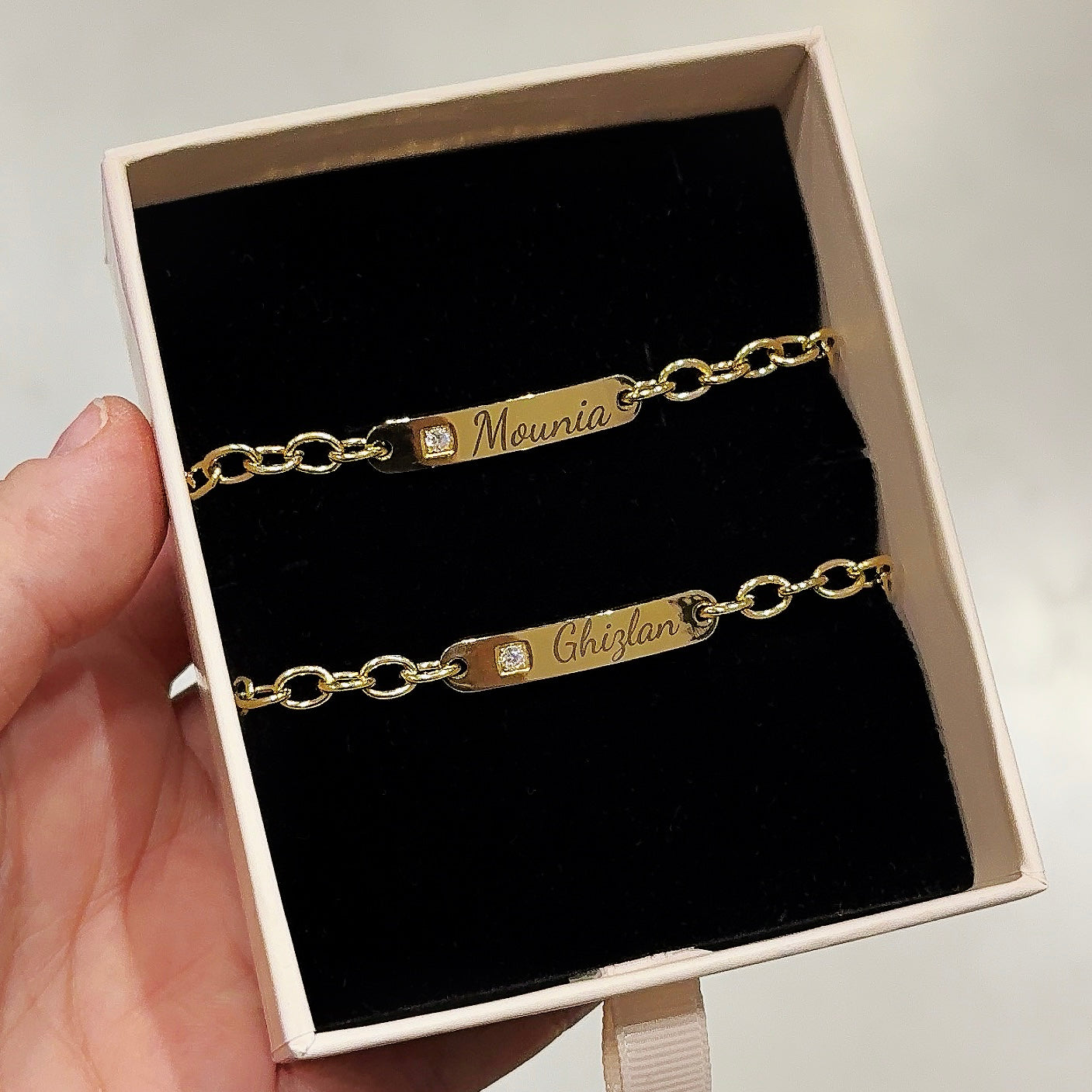Goudkleurige schakelarmband met steentje | Graveerbare Armband