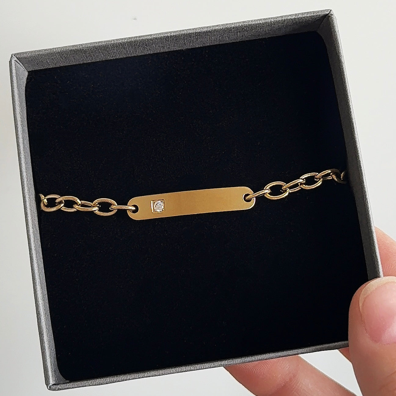 Goudkleurige schakelarmband met steentje | Graveerbare Armband