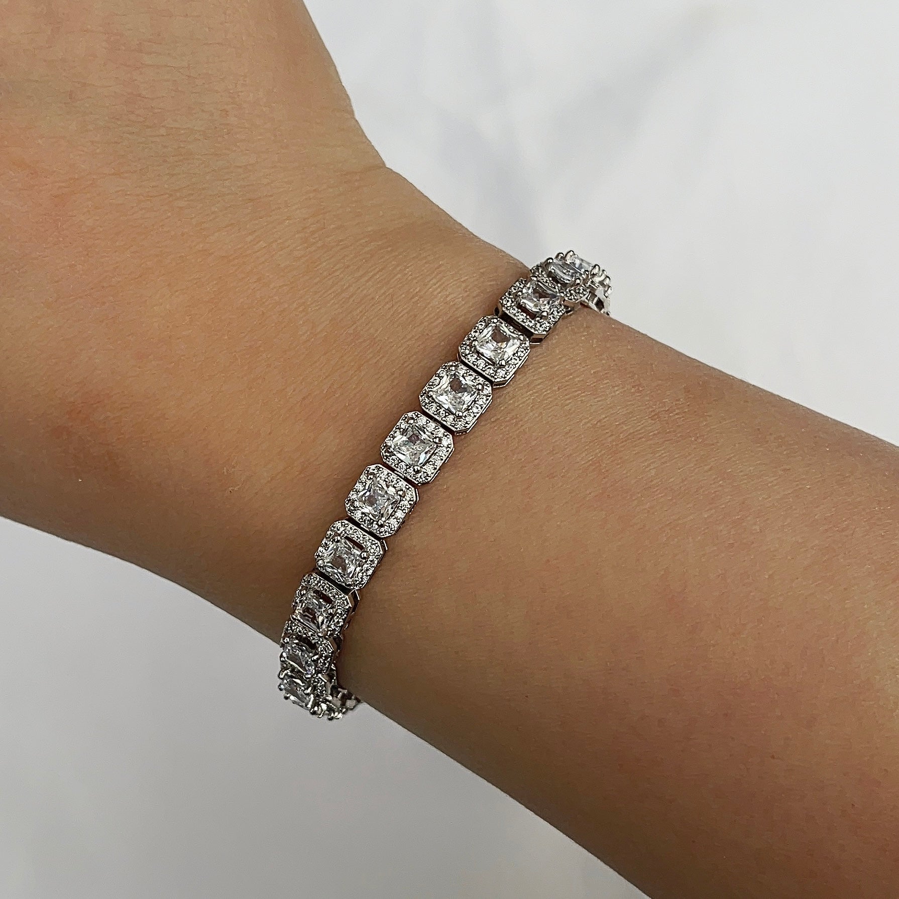 Zilver Kleurig Armband met Steentjes 