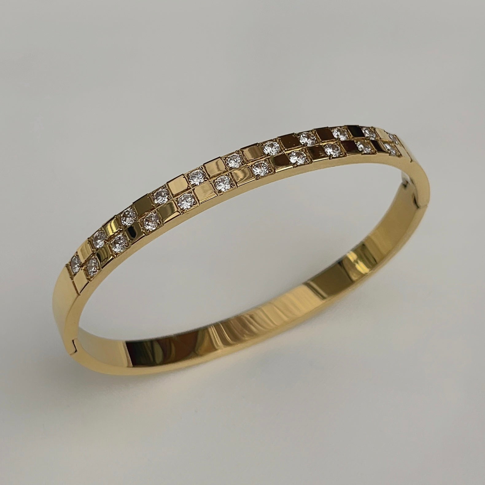 Gouden armband met steentjes