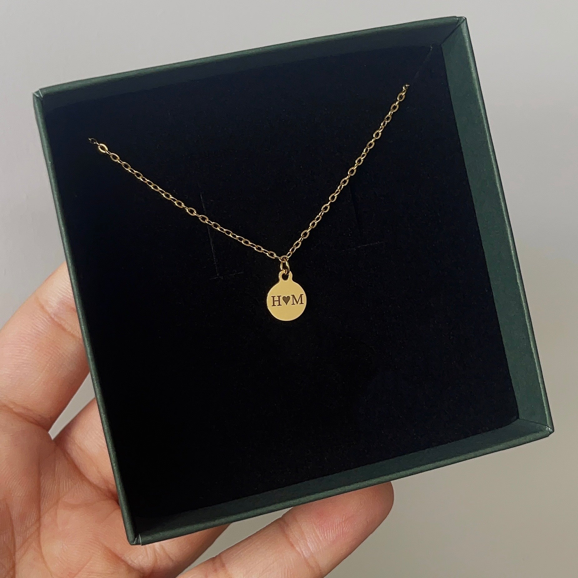 Kleine munt met Initialen Goud | Graveerbare Ketting