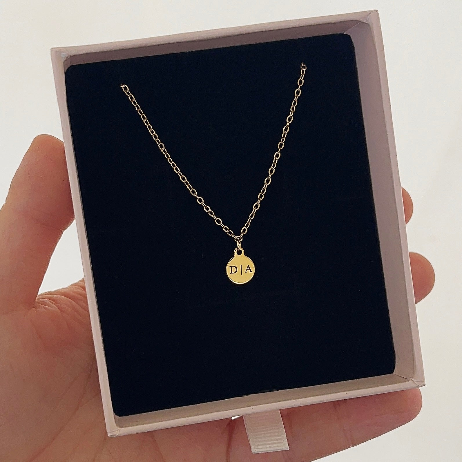 Kleine munt met Initialen Goud | Graveerbare Ketting